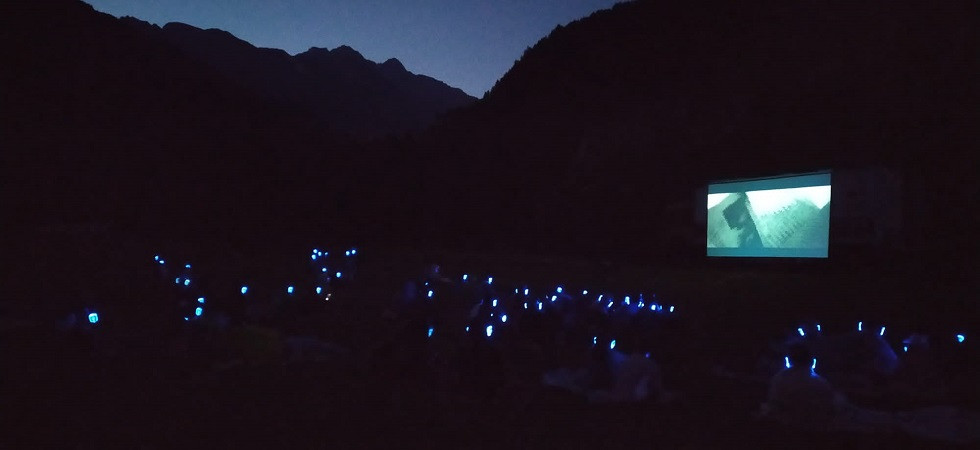 I film con SuperPark si vedono nel bosco con coperta e cuffie per non disturbare la natura